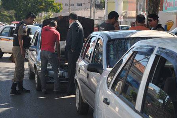 Motorista inabilitado provoca acidente com 3 veículos na avenida Paranaíba