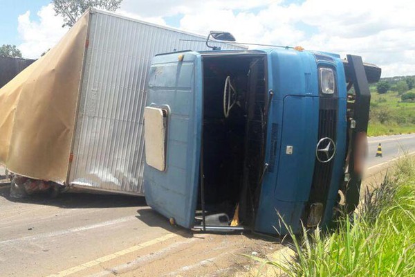 Caminhão tomba na MGC354 e deixa parte da carga de carvão espalhada na pista