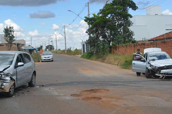 Carro perde o freio, avança parada obrigatória e atinge outro veículo em Patos de Minas