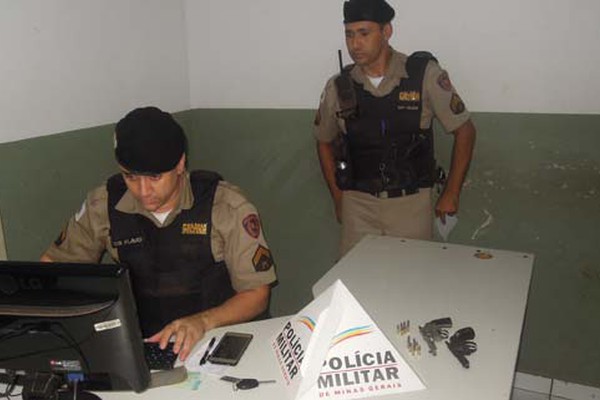 PM encontra dois revólveres carregados em casa de autor de homicídio no Coração Eucarístico
