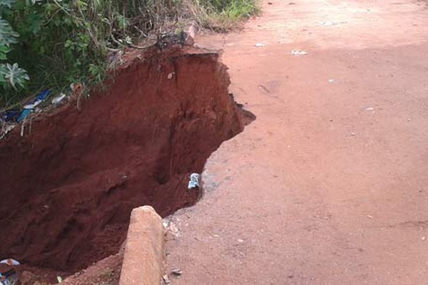 Terreno no bairro Novo Horizonte é tomado pelo mato e erosão que preocupa moradores