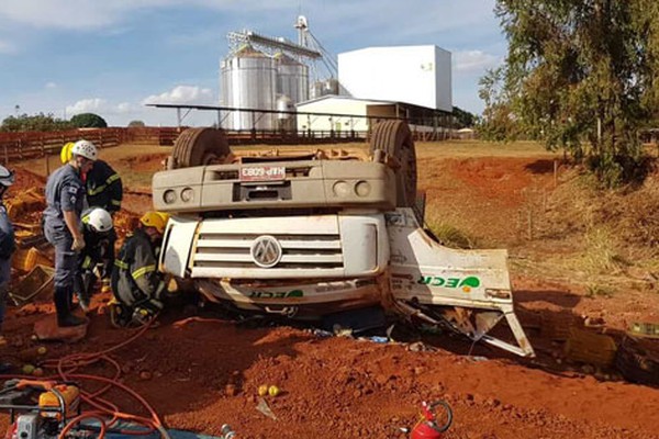 Caminhão carregado com tomate capota na BR354 deixando uma pessoa morta e outra ferida