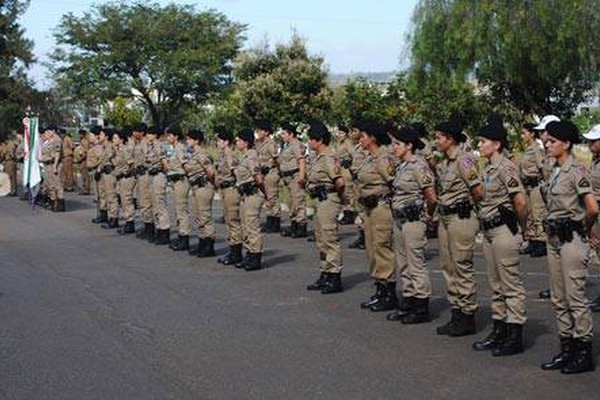 PM comemora aniversário com desfile e homenagens em Patos de Minas