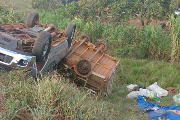 Caminhonete e carretinha capotam na MGC 354 e interditam o trânsito no local