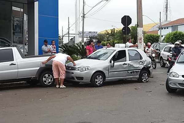 Ônibus espreme veículo de passeio em poste na Praça Champagnat em Patos de Minas