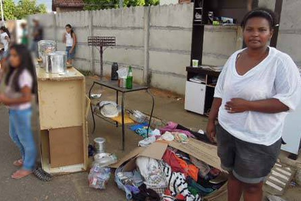 Inquilina tem a mobília jogada para fora de casa por proprietários de imóveis