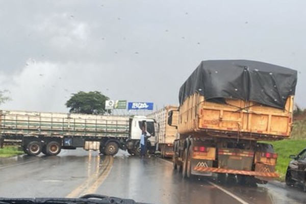 Caminhão derrapa na MGC 354 e bate na carroceria de carreta com 26 animais em Patos de Minas