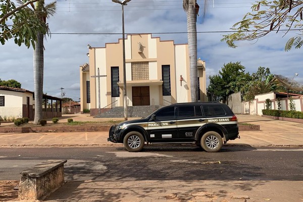 Bandidos rendem padre da Igreja do Major Porto e arrombam cofre com cerca de R$90 mil