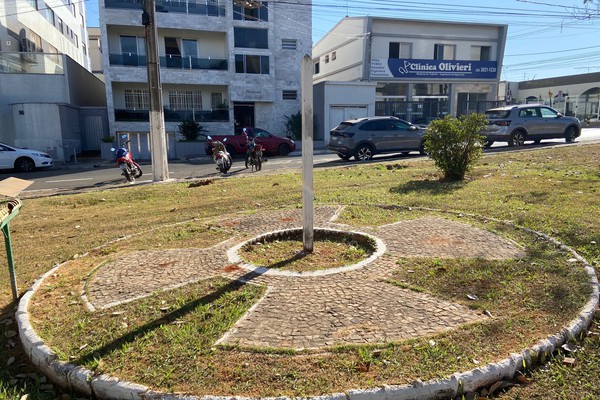Você sabe o que é o “Poste da Paz”? Monumento está presente em Patos de Minas desde 2000
