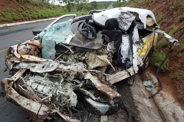 Jovem de 22 anos morre ao bater de frente com uma carreta na MG 410