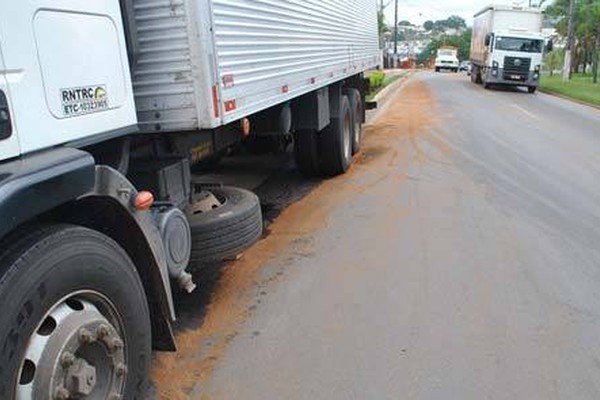 Vazamento de óleo provoca acidentes e enorme congestionamento na Av. Jk