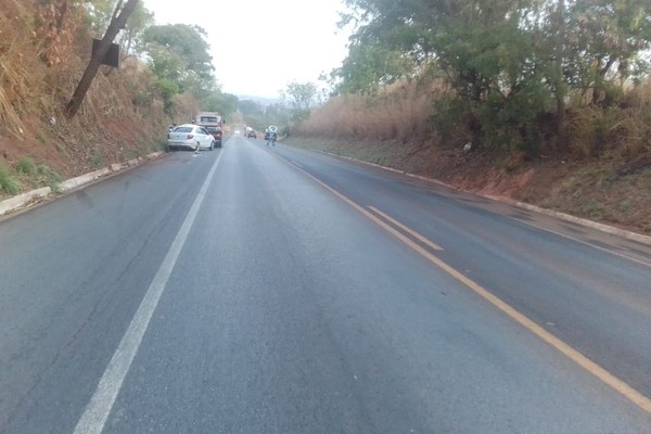 Motorista capota veículo ao passar em óleo de caminhão com defeito na BR 352 e fica ferido