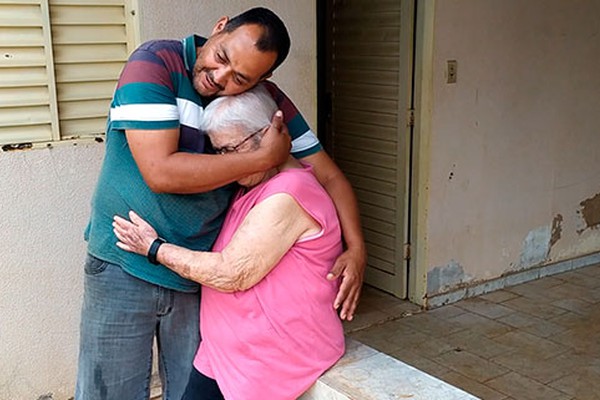 Filho pede o perdão da mãe após vários anos em reencontro promovido pelo Patos Hoje 