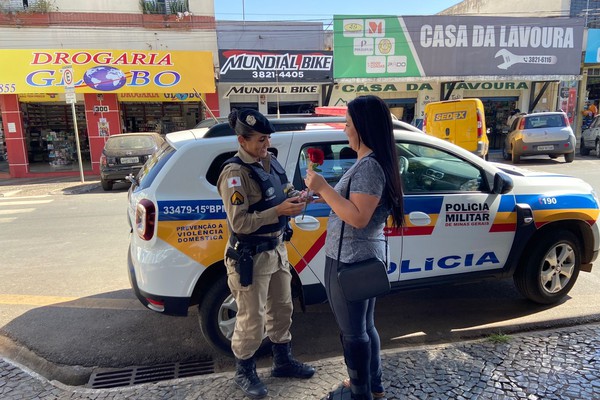 Policiais distribuem flores e cartilhas informativas sobre violência doméstica e emocionam mulheres