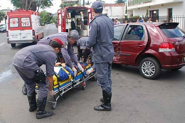 Avanço de semáforo faz vítima e deixa trânsito confuso na Doutor Marcolino
