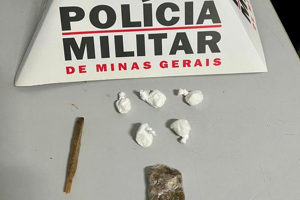 Polícia Militar prende homem com cigarro de maconha e papelotes de cocaína, em Patos de Minas