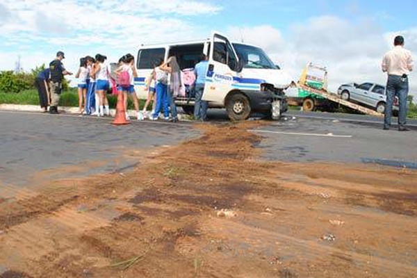 Acidente com van de atletas mirins de Perdizes deixa vários feridos no trevo de Santana