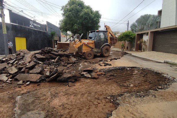 Ruas amanhecem interditadas e Prefeitura se mobiliza para recuperar estragos do temporal