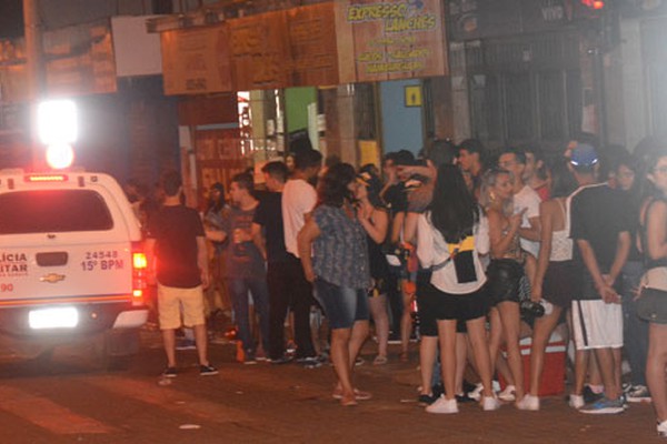 Milhares de jovens voltam a se concentrar em frente ao Unipam e mobilizam a Polícia Militar  