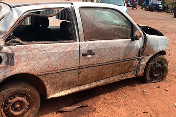 Após fugir de policiais, jovem capota carro furtado e abandona veículo em Rio Paranaíba