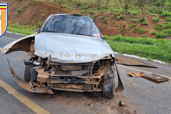 Motorista desvia para escapar de batida frontal, bate em barranco e dois jovens ficam feridos na BR 352