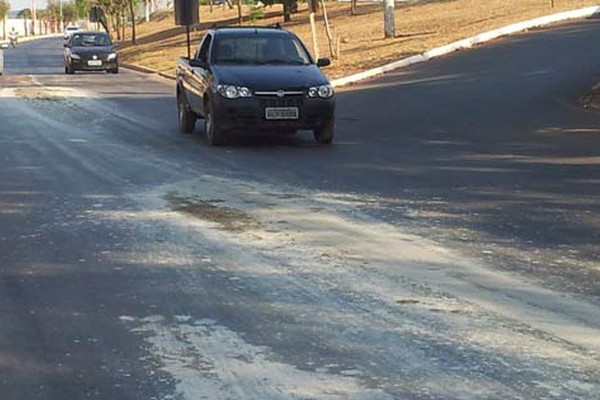 Sujeira deixada por caminhões sujam as ruas da cidade e danificam a pavimentação