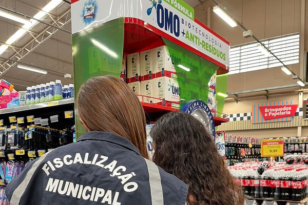 Procon retira caixas de sabão em pó com suspeita de falsificação em hipermercado de Patos de Minas