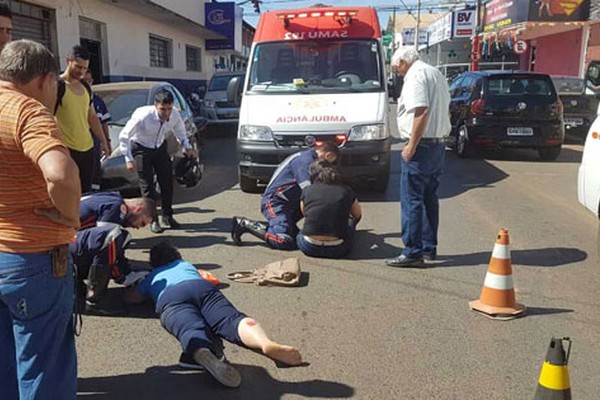 Motociclista atropela duas senhoras que atravessavam rua e foge em Patos de Minas 