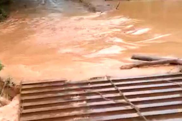 Córrego transborda após conclusão de bairro, moradores ficam ilhados e cobram providências