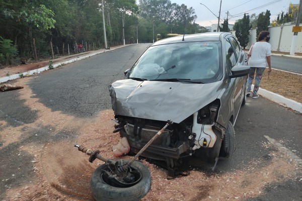 Motorista tenta desviar de cachorro e acerta poste em mais um acidente na avenida Padre Almir