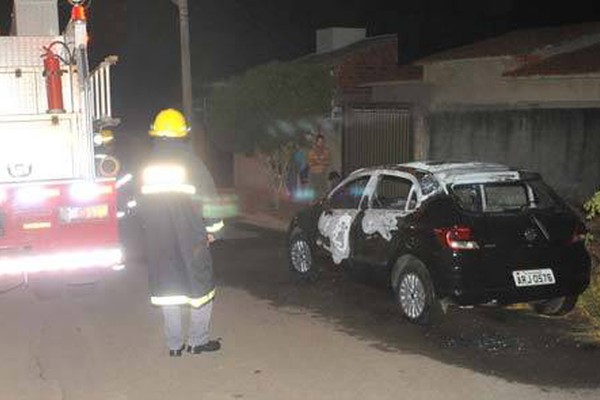 Marido flagra a esposa no quarto com amante e põe fogo no carro dele