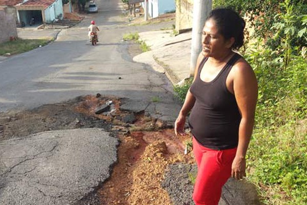 Ciclista perde o rim e o baço ao cair em buraco e esposa denuncia descaso das autoridades