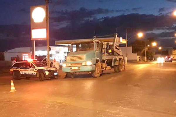 Ciclista de 78 anos fica em estado gravíssimo ao avançar parada e ser atingido por caminhão