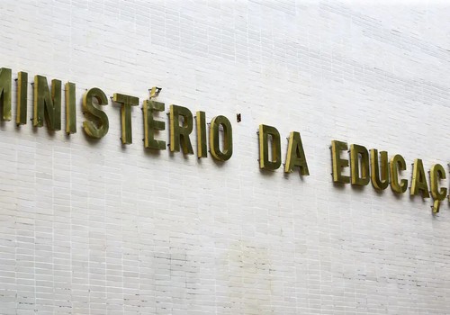 MEC libera acúmulo de benefícios para estudantes de graduação