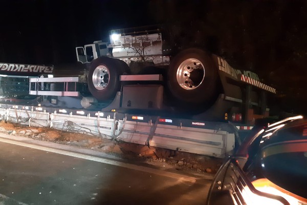 Motorista de 38 anos morre após carreta carregada de mexericas capotar na BR 365