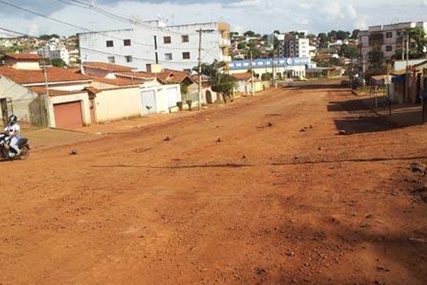 Obras na Ivan Borges param de novo e moradores ficam indignados com a poeira