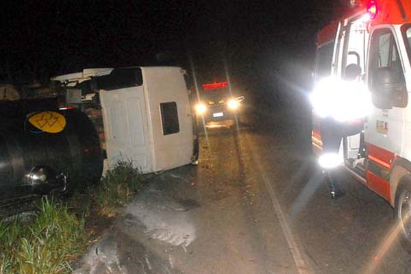 Bitrem carregado com leite se arrasta por vários metros na BR365 e deixa 2 gravemente feridos