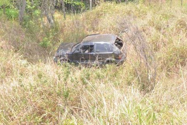 Condutor de Fiat Uno perde controle em curva acentuada e cai em ribanceira na MGC 462