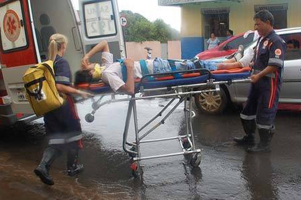 Motorista abre porta de carro, motociclista bate e acaba ferido na Rua Silva Guerra