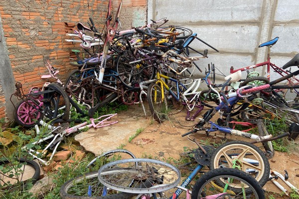 Empresário arrecada bicicletas estragadas e restaura para doar a crianças carentes