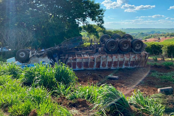 Carreta capota após acidente com pick up na BR 365 e duas pessoas ficam feridas