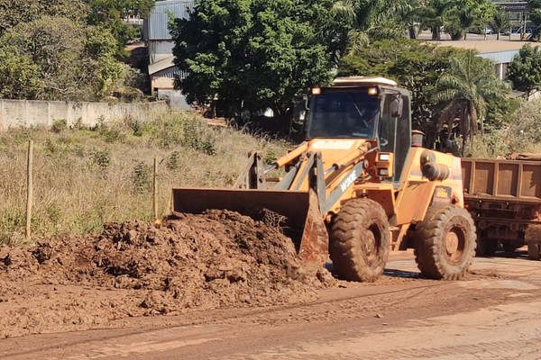 Tampa de caminhão basculante se abre e deixa mais uma rua da cidade tomada pela sujeira