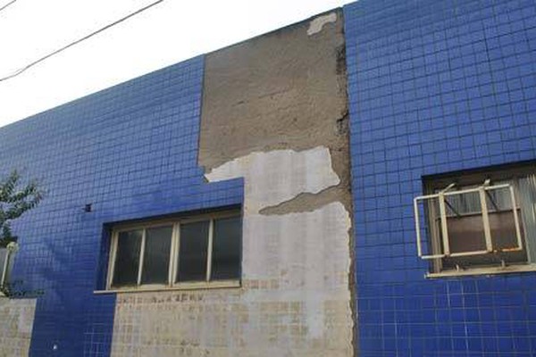 Hospital Regional retira ladrilhos que ameaçavam cair na rua José Reis