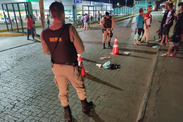 Homem fica em estado gravíssimo após ser atropelado por motociclista inabilitado em Patos de Minas