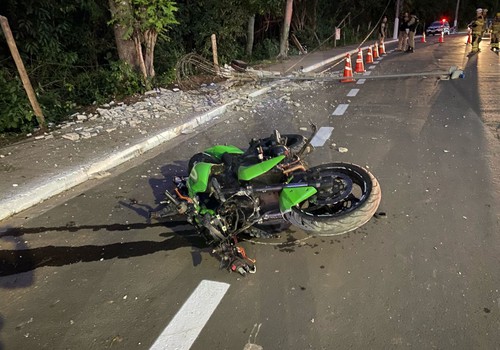 Moto potente destrói poste na avenida Padre Almir e condutor vai parar debaixo dos escombros