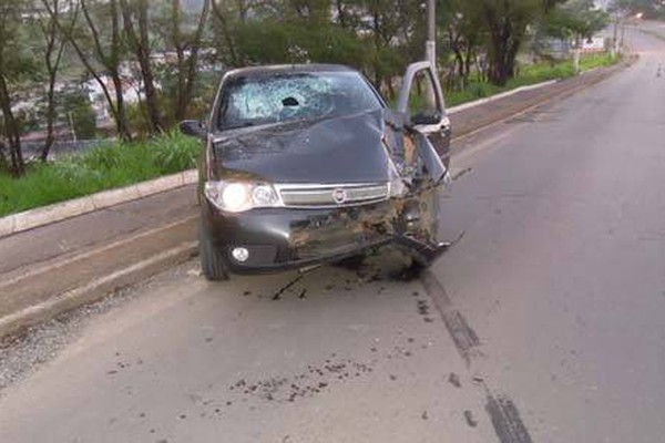 Carreta volta em subida da J.K e é atingida por veículo deixando três feridos