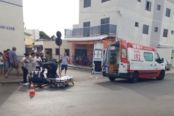 Senhora de 86 anos tem que ser socorrida ao ser atropelada por motociclista sem CNH