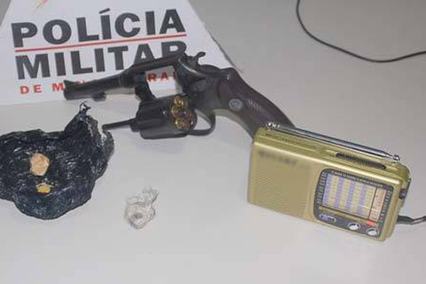 PM encontra revólver e droga em casa perto de escola e leva três para a delegacia