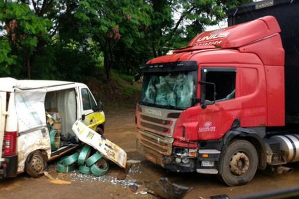 Veículo aquaplana, sai da pista e bate em carreta parada na BR 365 na comunidade dos Moreiras