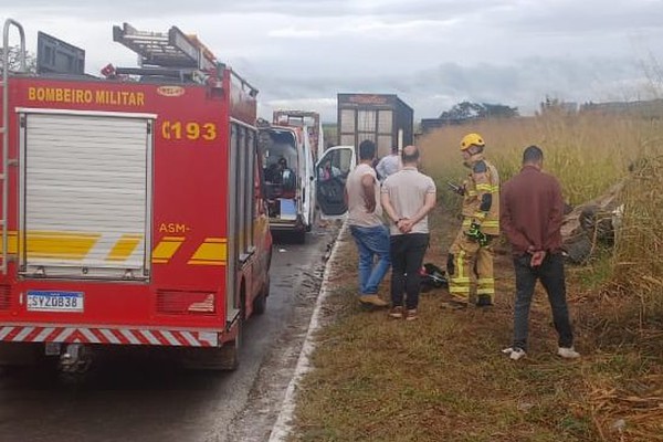 Batida frontal entre carro e caminhão deixa um morto e três feridos na BR 365, em Patos de Minas